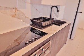 Jääkaappi, mikroaaltouuni, uuni, liesi