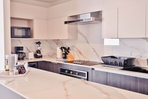 Fridge, microwave, oven, stovetop - Apartment 5A Doña Raquel in Panama City (Panama City)