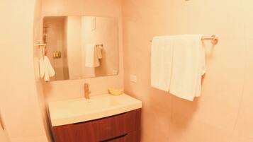 Dusche, Haartrockner, Handtücher, Seife