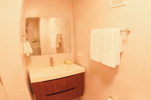 Dusche, Haartrockner, Handtücher, Seife