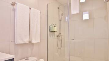 Douche, sèche-cheveux, serviettes fournies, shampoing