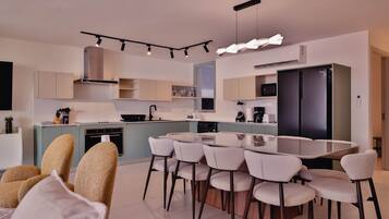 Réfrigérateur, micro-ondes, four, plaque de cuisson