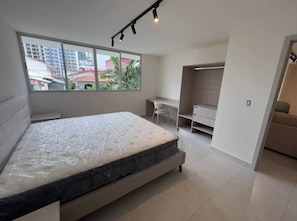 5 slaapkamers, een kluis op de kamer, een strijkplank/strijkijzer, wifi