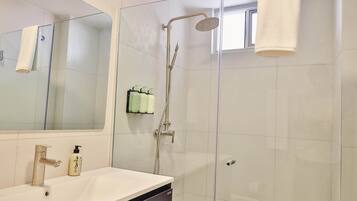 Een douche, een haardroger, handdoeken, zeep