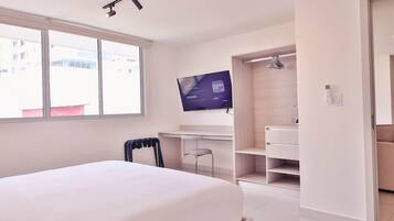 5 slaapkamers, een kluis op de kamer, een strijkplank/strijkijzer, wifi