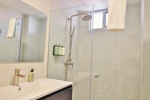 Dusj, hårføner, håndklær og såpe