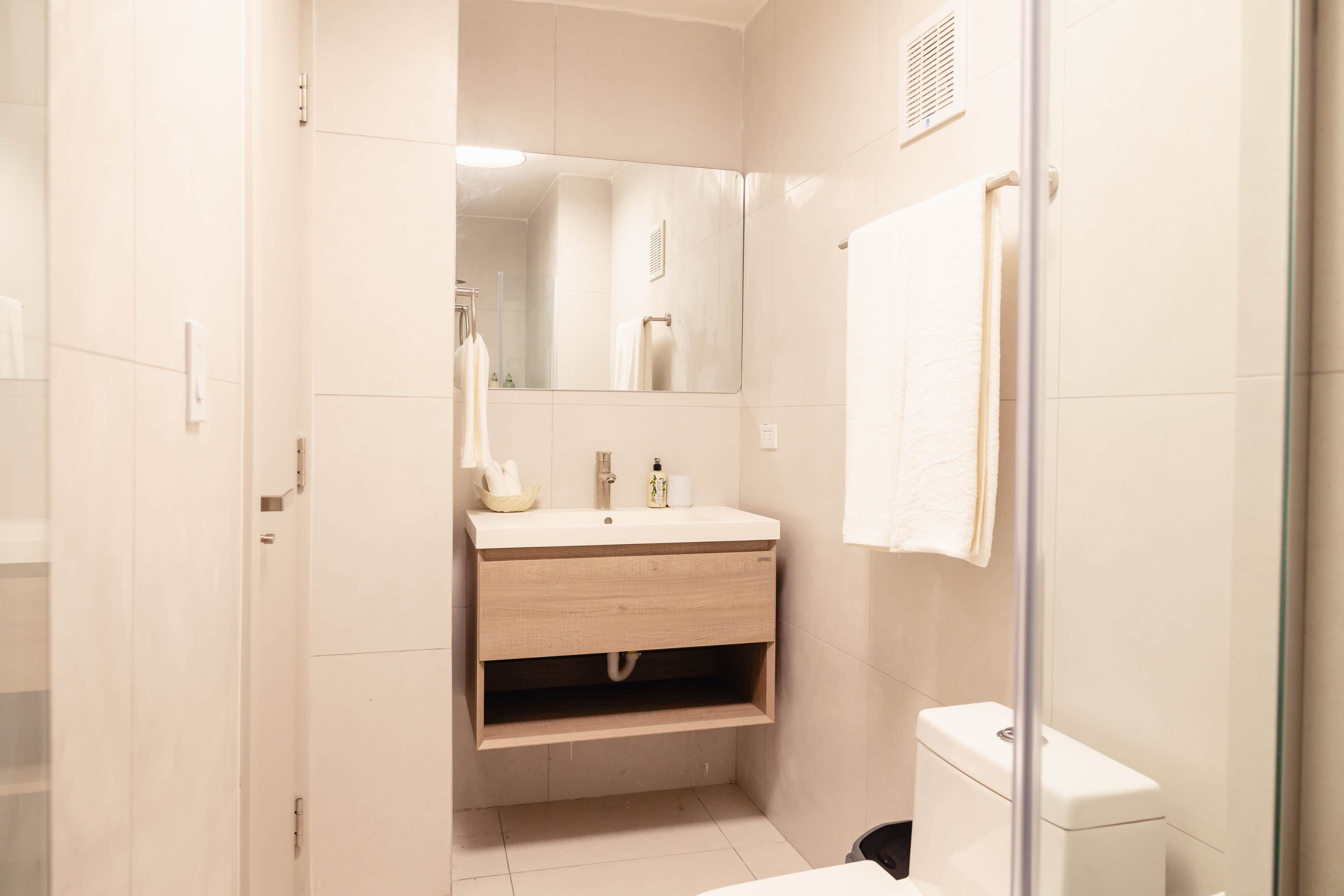 Douche, sèche-cheveux, serviettes fournies, savon