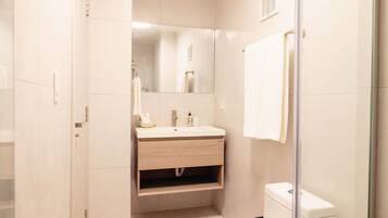 Douche, sèche-cheveux, serviettes fournies, savon