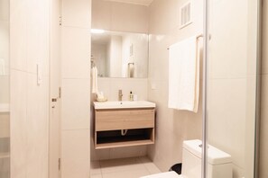 Dusche, Haartrockner, Handtücher, Seife