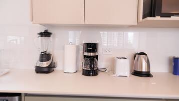 Frigorífico, microondas, horno y placa de cocina