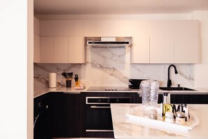 Fridge, microwave, oven, stovetop - Apartment 6A Doña Raquel in Panama City (Panama City)