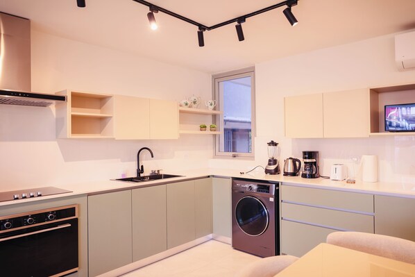 Een koelkast, een microgolfoven, een oven, een kookplaat