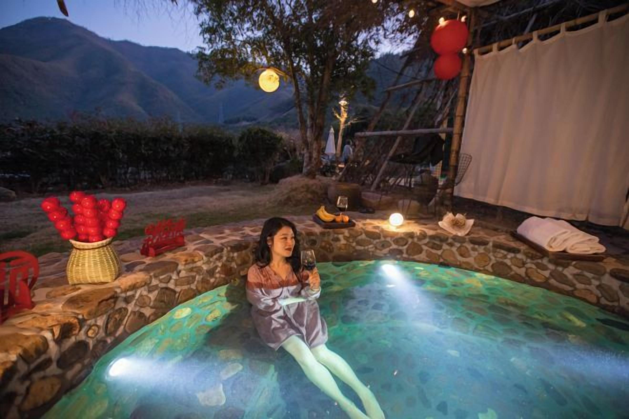 Outdoor spa tub