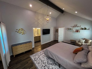 4 bedrooms, desk, iron/ironing board, travel cot - Vibrant 4-Bed Perry District Unit: Full Kitchen, Outdoor Living – Groups' Dream! (Spokane)