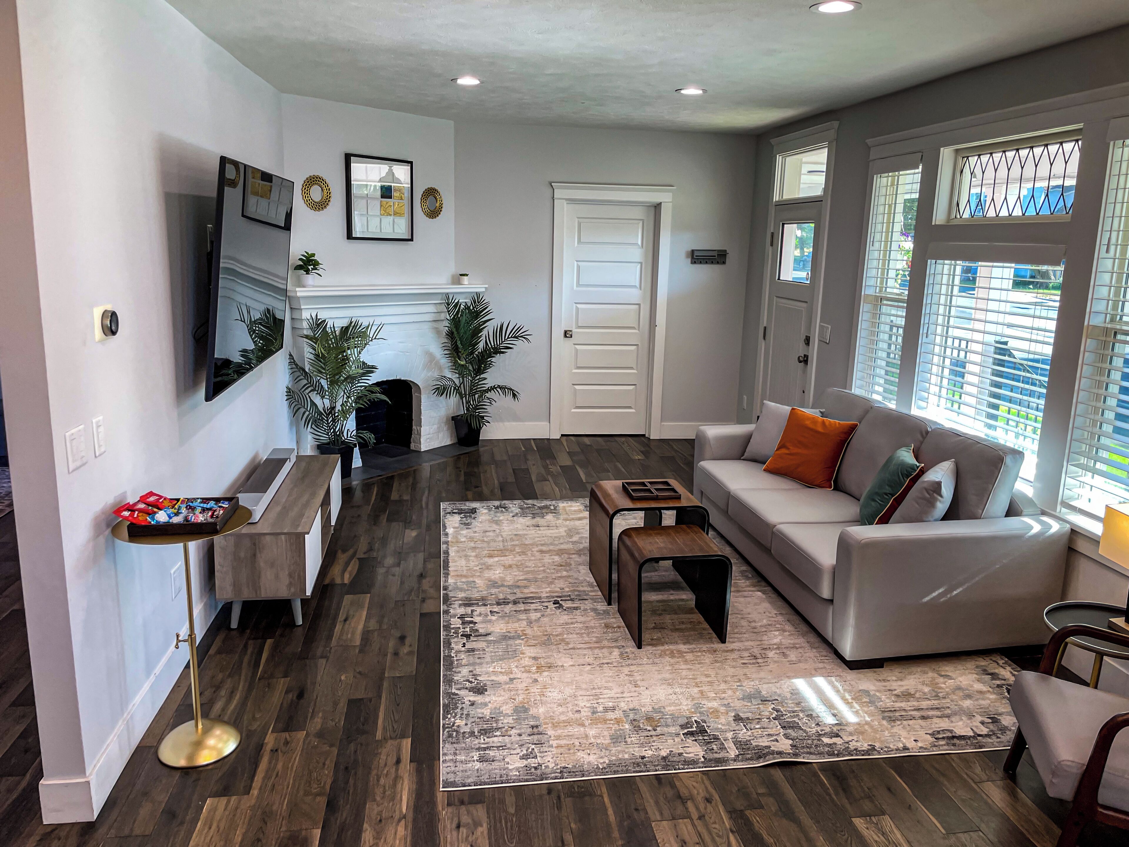 Smart-TV, Videospiele, Tischfußball, Bücher