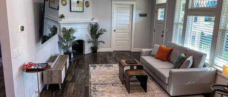 スマートテレビ、テレビゲーム、テーブルサッカー台、書庫