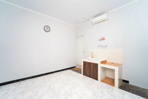 Standard Double Room | Free WiFi, bed sheets - Peta Lodge Malioboro Backpacker by ARBA (Special Region of Yogyakarta)