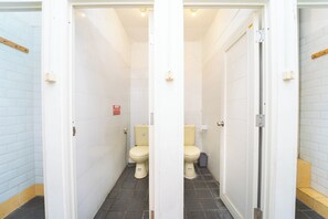 Douche, serviettes fournies, savon