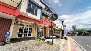 Un bâtiment avec une enseigne indiquant « Peta Lodge » et un panneau de signalisation pour le stationnement.