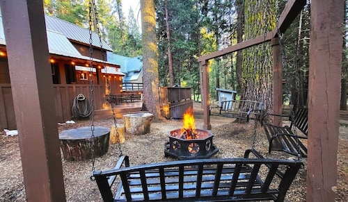 Sequoia Splendor Historic Charm in Kings Canyon NP