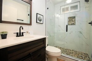 Hair dryer, towels, shampoo, toilet paper - Sequoia Trails - Trees, Mountain Adventure and A/C (Camp Nelson)
