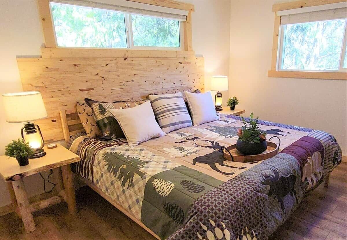 Tabla de planchar con plancha, wifi, ropa de cama