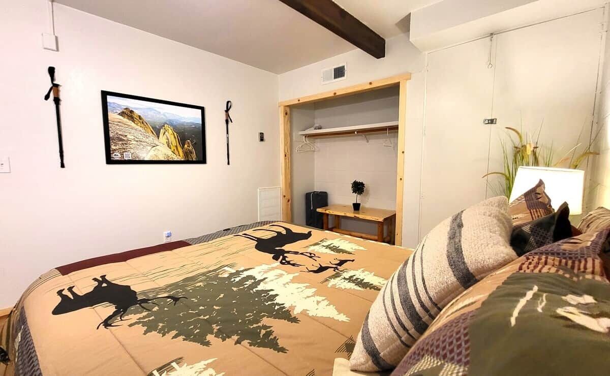 3 dormitorios, escritorio, tabla de planchar con plancha y cuna de viaje