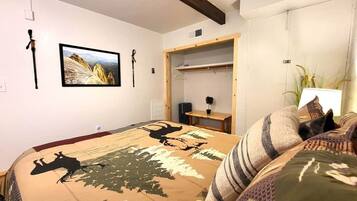 3 dormitorios, escritorio, tabla de planchar con plancha y cuna de viaje