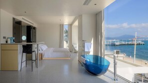 Kamar Double Senior | Kamar mandi | Pancuran hujan, perlengkapan mandi gratis,  dan pengering rambut