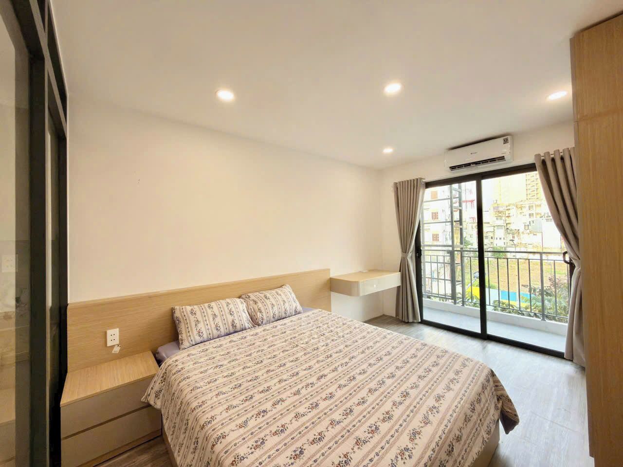 Escritorio, espacio para trabajar con laptop y wifi gratis 