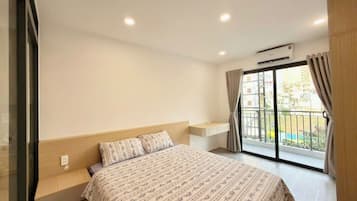 Escritorio, espacio para trabajar con laptop y wifi gratis