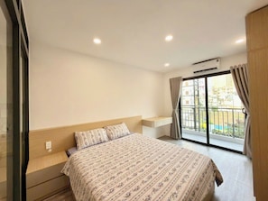 Escritorio, espacio para trabajar con laptop y wifi gratis