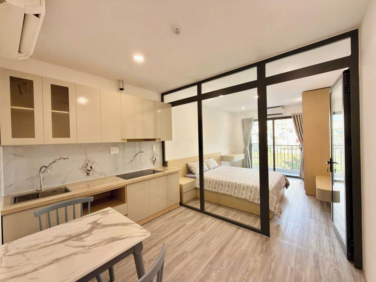 Escritorio, espacio para trabajar con laptop y wifi gratis 