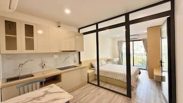 Escritorio, espacio para trabajar con laptop y wifi gratis