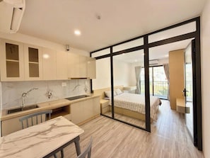 Escritorio, espacio para trabajar con laptop y wifi gratis