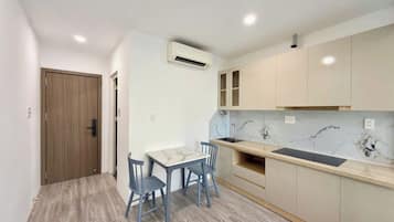 Refrigerador, microondas, placa de cocina, utensilios de cocina