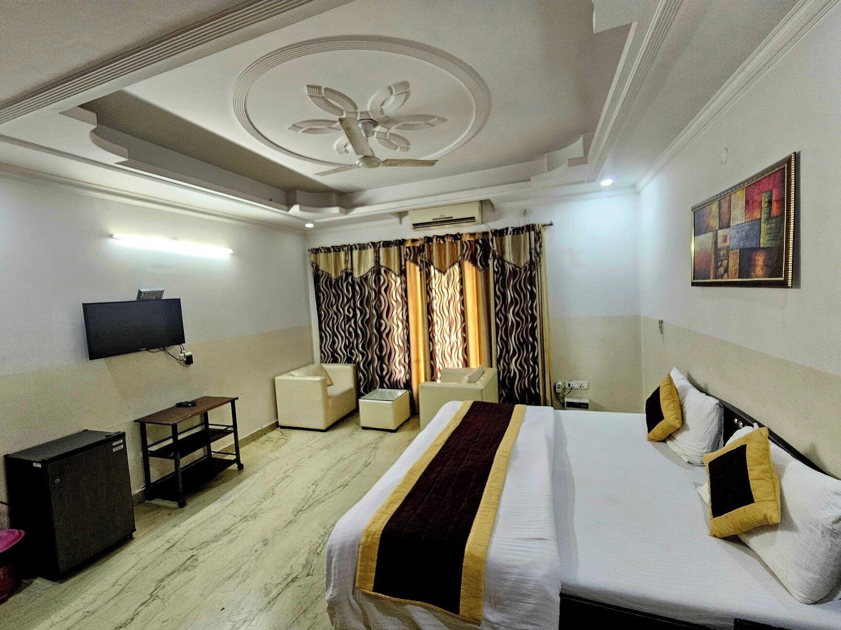 Deluxe Double Room, 1 Double Bed, Balcony, Garden View | Laptop workspace, iron/ironing board (on request), WiFi (free)