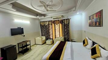 Deluxe Double Room, 1 Double Bed, Balcony, Garden View | Laptop workspace, iron/ironing board (on request), WiFi (free)