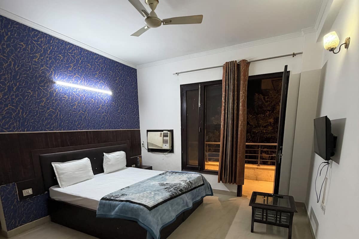 Chambre Deluxe double, 1 lit double, balcon, vue sur le jardin | Espace de travail pour ordinateurs portables, fer et planche Ă repasser