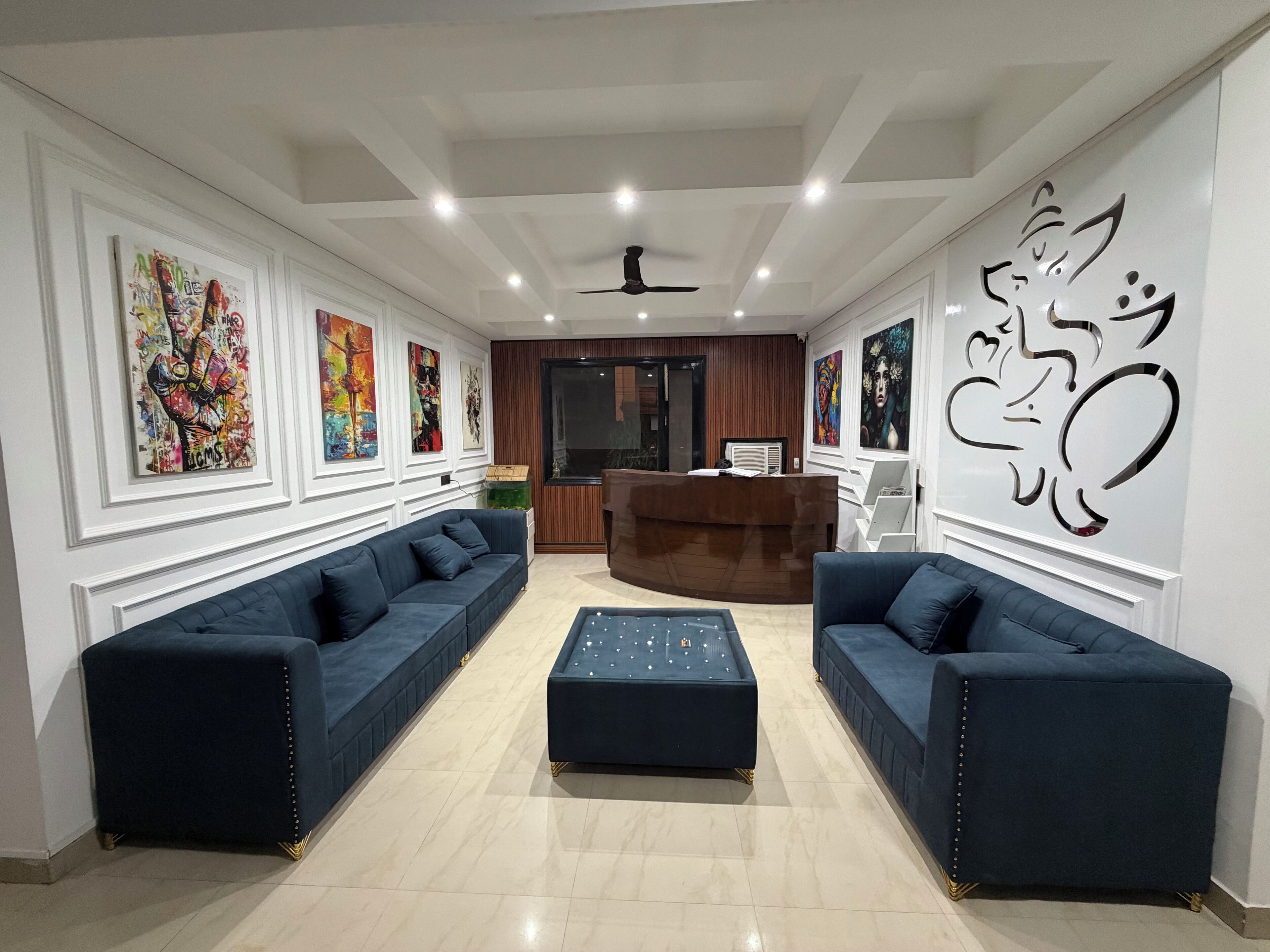 デラックス ダブルルーム ダブルベッド 1 台 バルコニー ガーデンビュー | リビング エリア | スマートテレビ、書庫