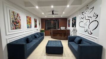 Deluxe Double Room, 1 Double Bed, Balcony, Garden View | Living area | Smart TV, books