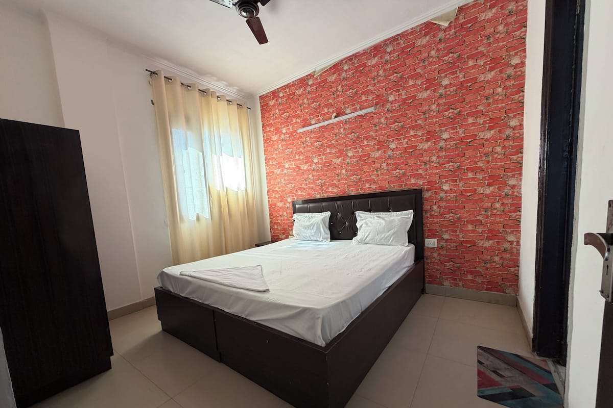 Chambre Double Classique, vue ville | Espace de travail pour ordinateur portable, fer et planche Ă repasser