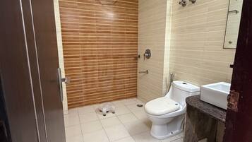 Deluxe Double Room, Balcony, Garden View | Bathroom | Shower, towels, soap, shampoo