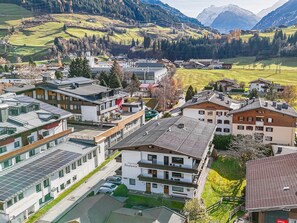 Un hôtel moderne doté d’un toit plat, de panneaux solaires et offrant une vue sur la campagne environnante.