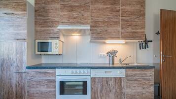 Kjøleskap, mikrobølgeovn, ovn og kokeplater