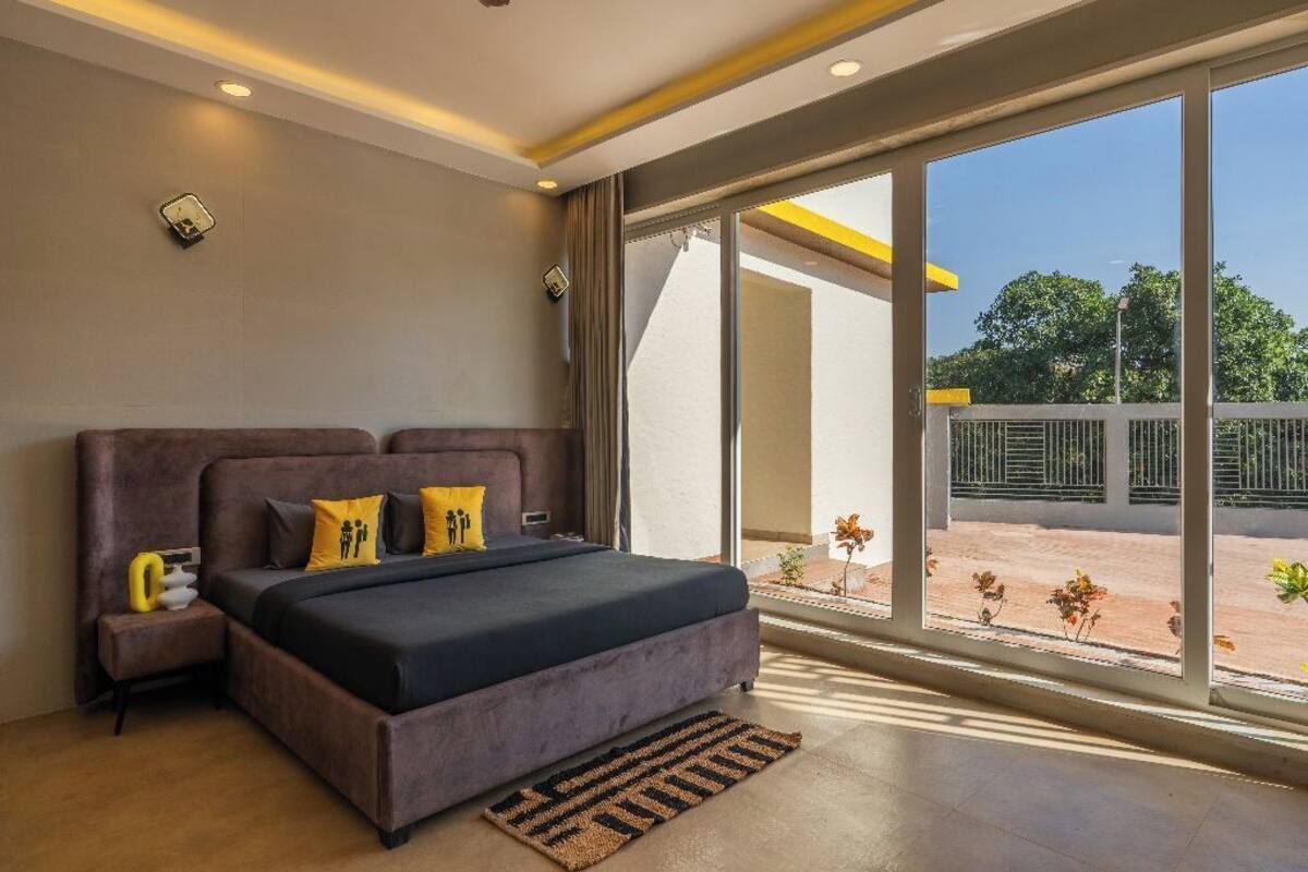 Superior Double Room with Balcony and Pool View | Free WiFi, bed sheets