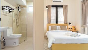 Deluxe Room, 1 Queen Bed, City View | Bathroom