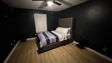 2 makuuhuonetta, silitysrauta/-lauta, ilmainen Wi-Fi, vuodevaatteet