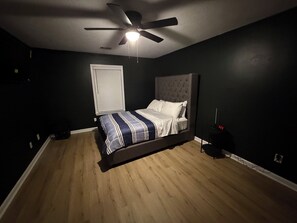 2 makuuhuonetta, silitysrauta/-lauta, ilmainen Wi-Fi, vuodevaatteet