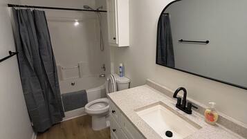 Hiustenkuivaaja, pyyhkeet, saippua, vessapaperi